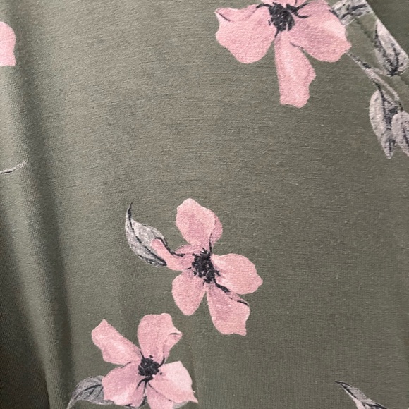 Green floral tunic style top - Picture 3 of 9